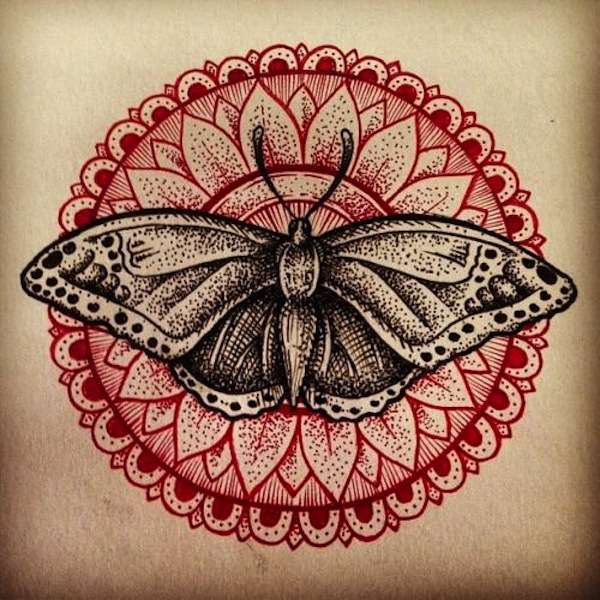 Tatuaggio farfalla tribale in cerchio