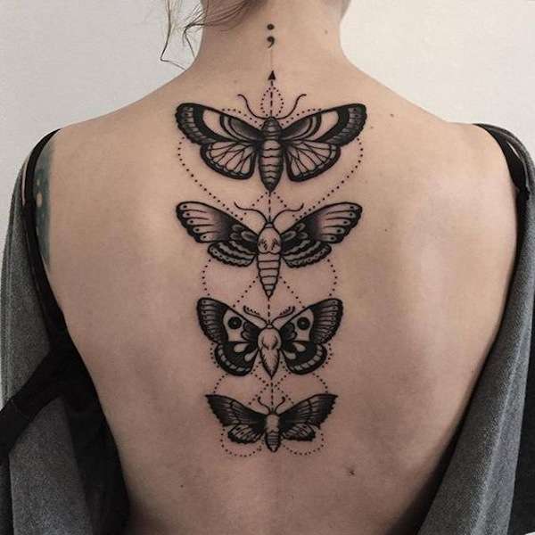 Tatuaggio farfalle in bianco e nero sulla schiena
