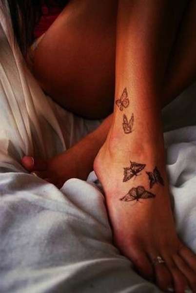 Tatuaggio farfalle sul piede e sulla caviglia