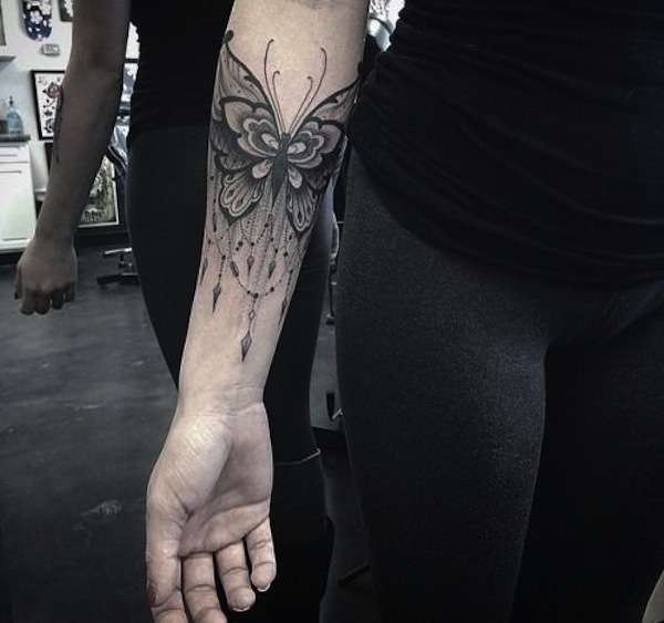 Tatuaggio maxi farfalla ornamentale