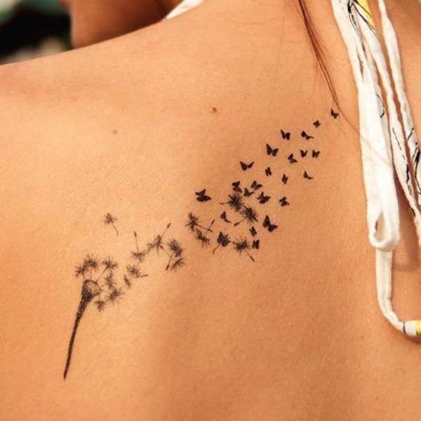 Tatuaggio soffione e piccole farfalle