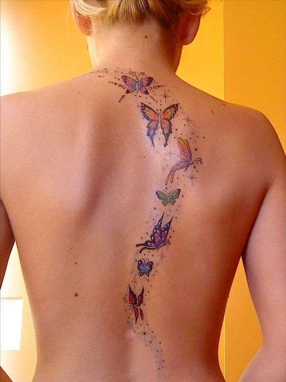 Tatuaggio tante farfalle colorate sulla schiena