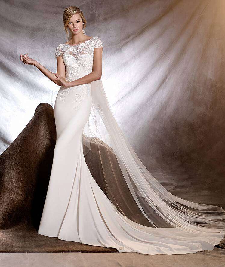 Vestito con carrè in pizzo Pronovias