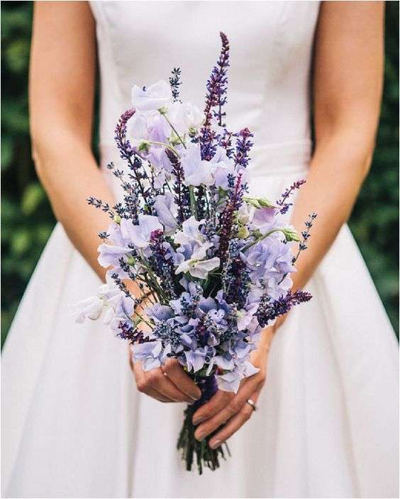 Bouquet con lavanda e fiori lilla
