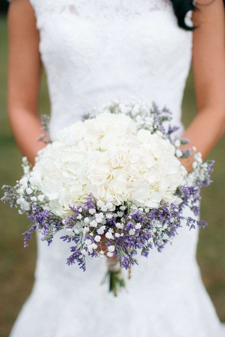 Bouquet con rose bianche a lavanda