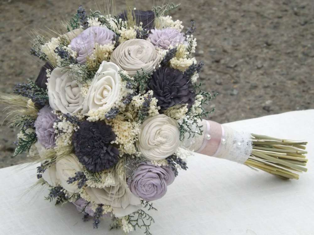 Bouquet elegante con rose e lavanda