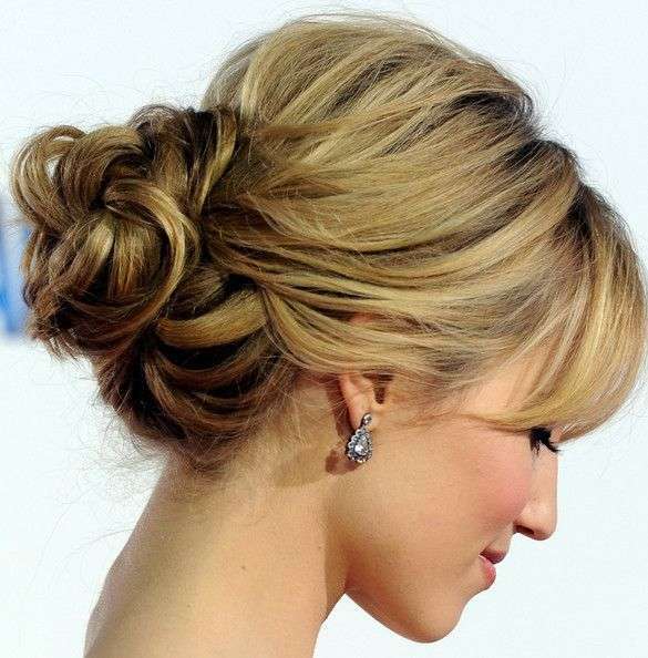 Chignon alto con boccoli