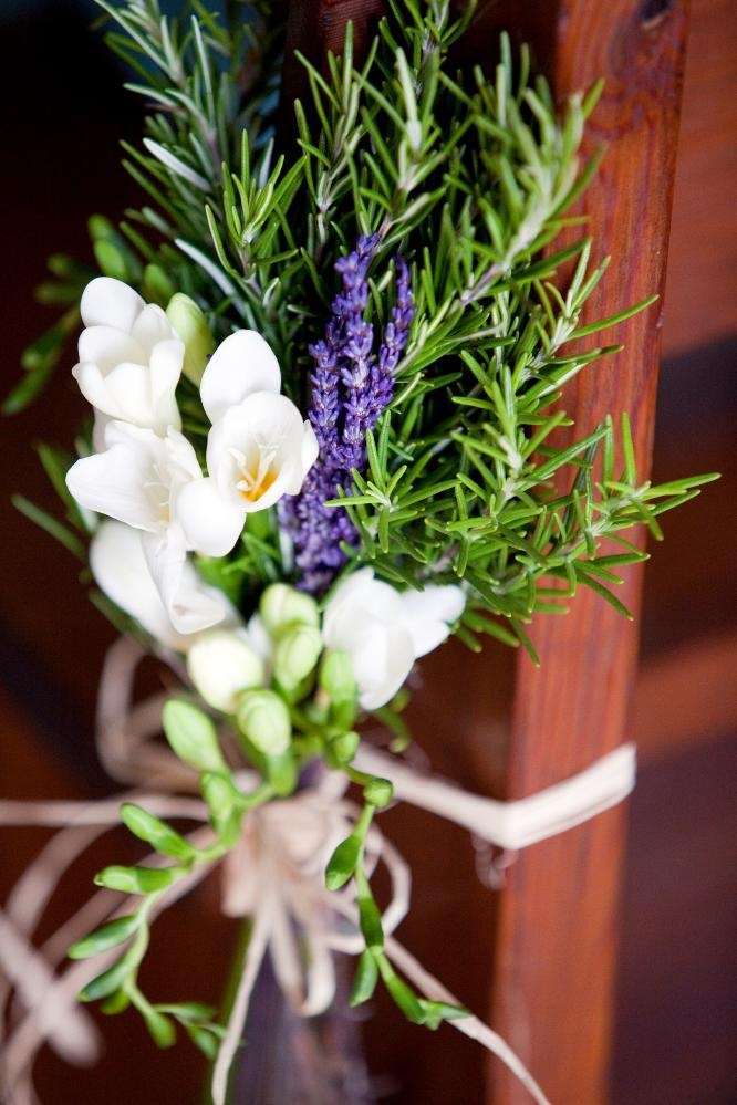 Composizione con lavanda e fiori bianchi