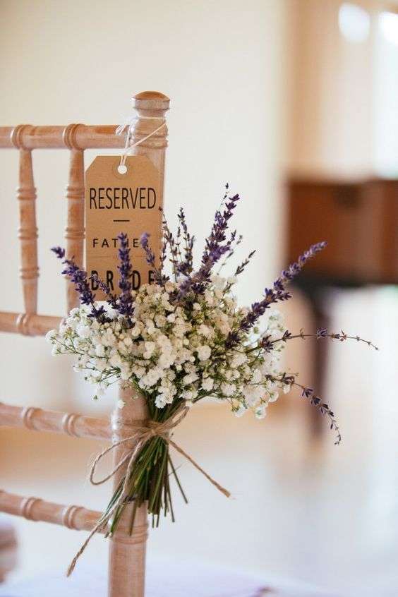 Decorazioni con lavanda per le sedie