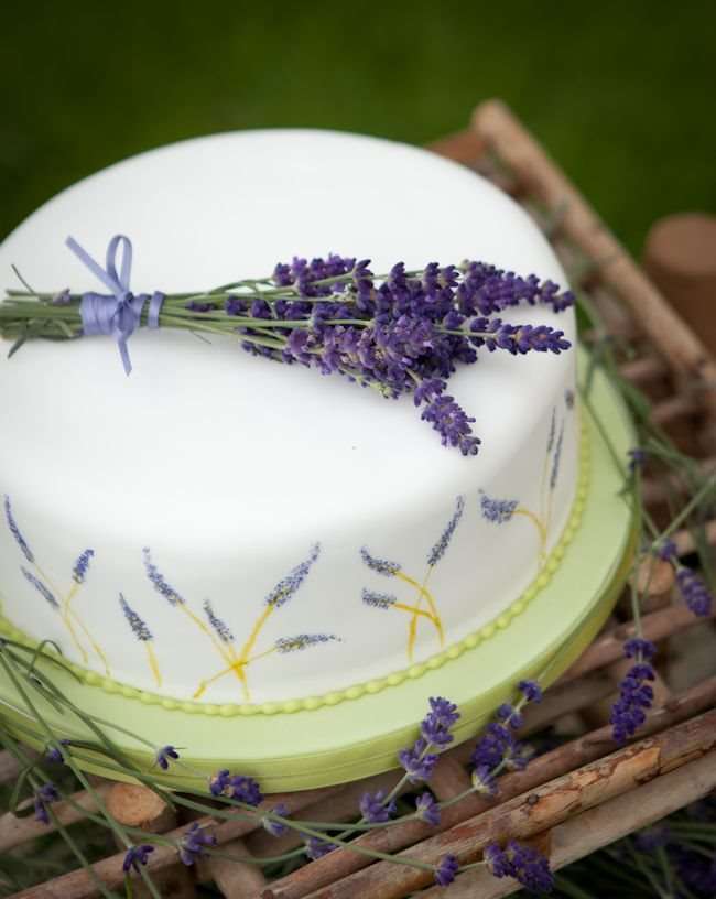 Dolce a un piano con lavanda