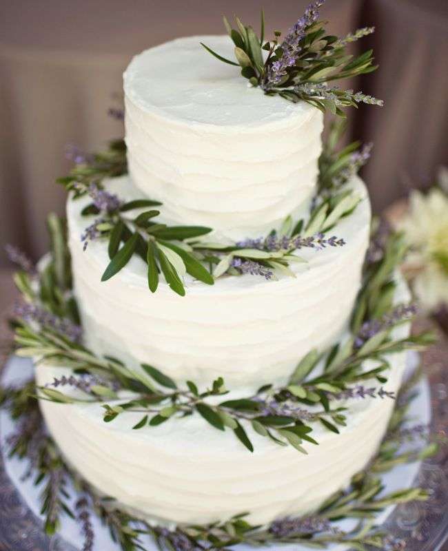 Dolce con decorazioni di lavanda