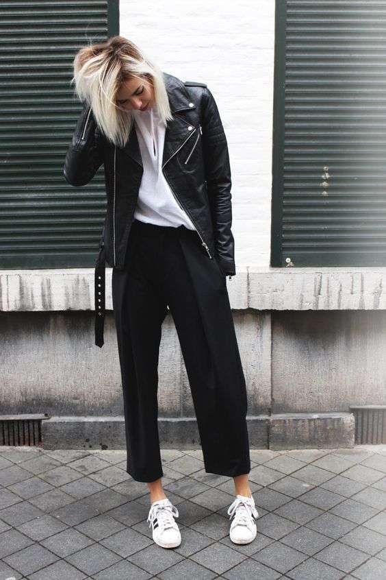 Look rock glam con pantaloni a palazzo