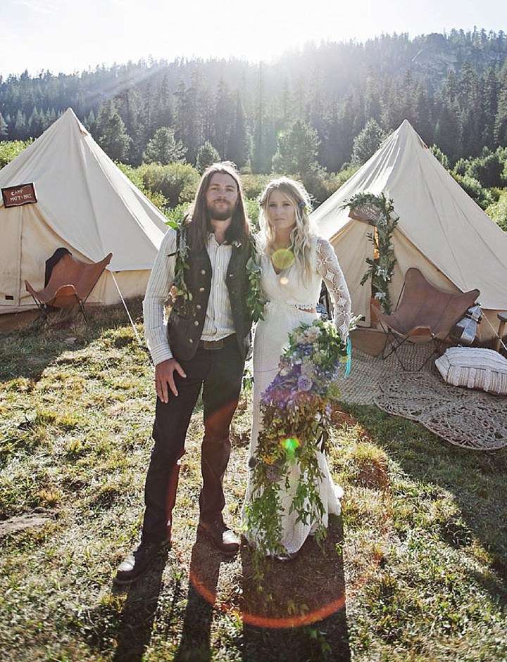Matrimonio con tende montate all'aperto