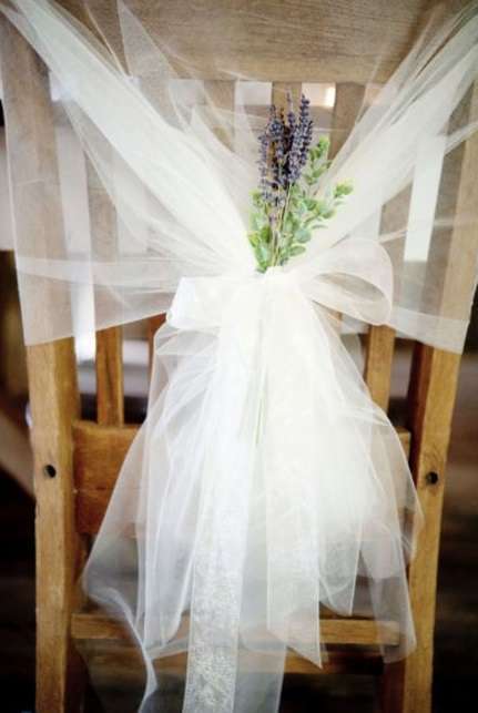 Sedia con lavanda decorativa
