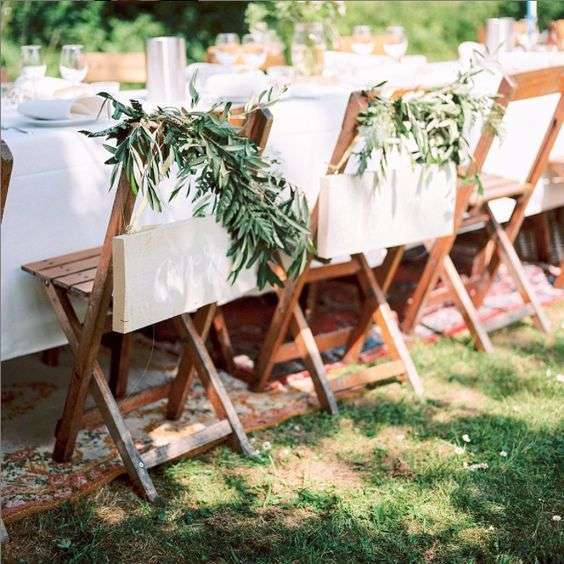Sedie decorate con rami di ulivo