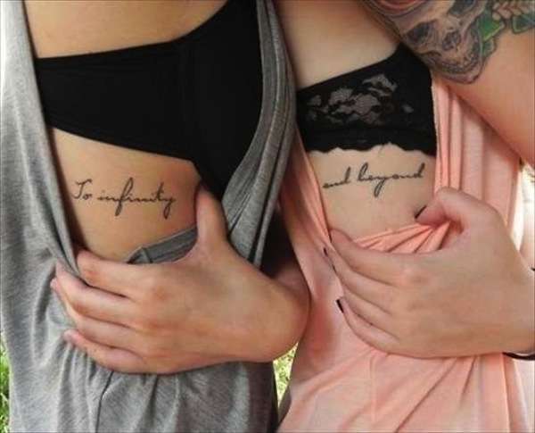 Tatuaggio amicizia con scritta che si completa