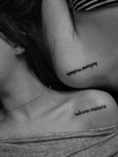 Tatuaggio amicizia Hakuna Matata