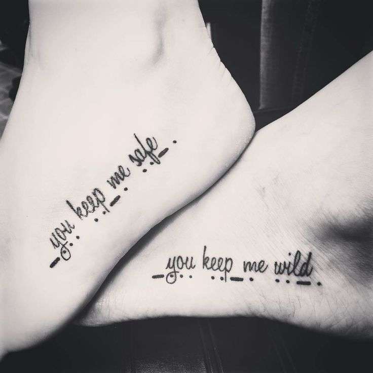 Tatuaggio con frase amicizia sui piedi
