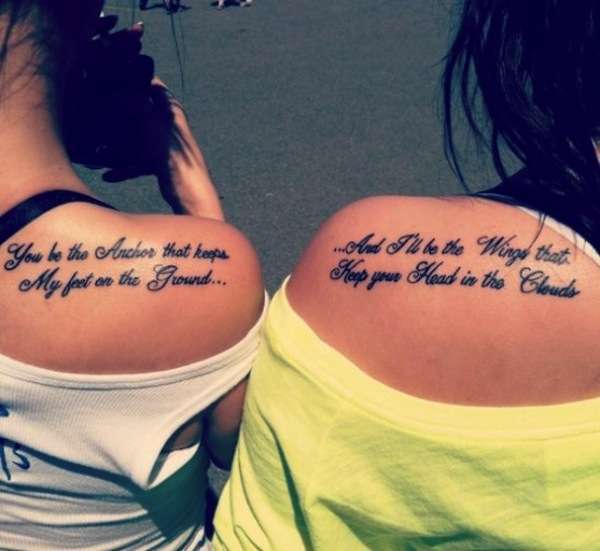 Tatuaggio con frase con similitudine dell'ancora e delle ali