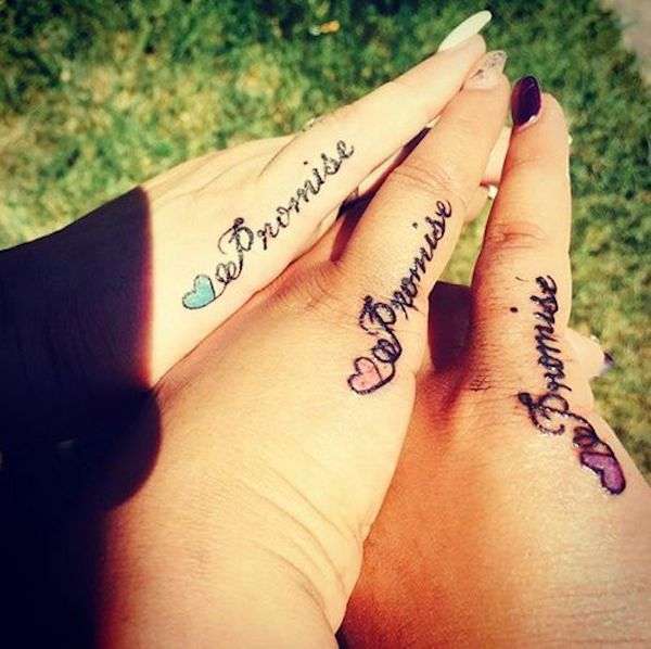 Tatuaggio con frase sull'amicizia da fare sulle dita