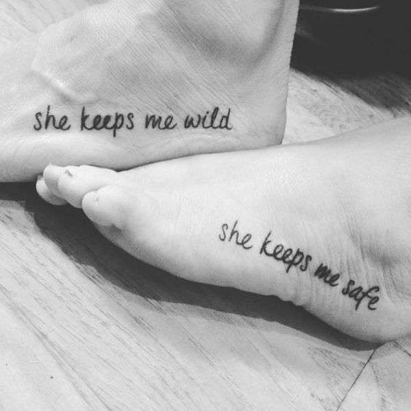 Tatuaggio con frase sull'amicizia divisa in due