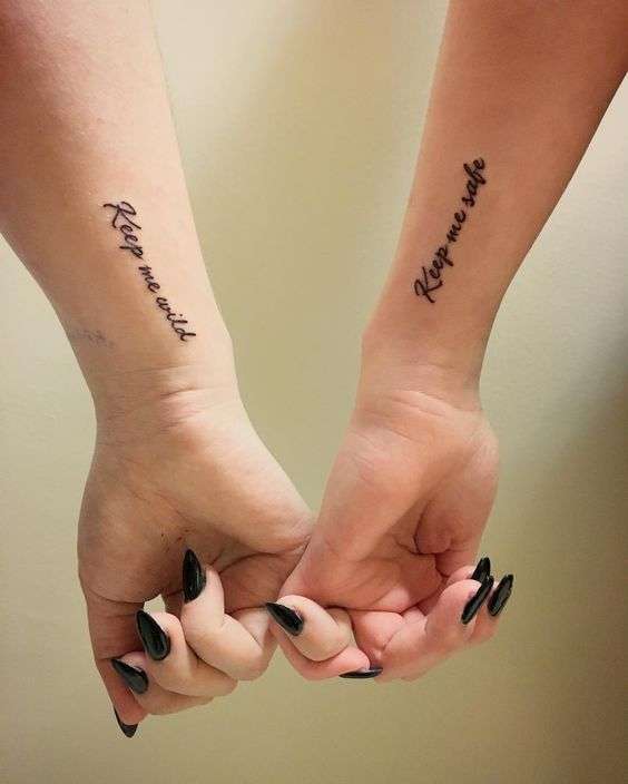 Tatuaggio con frase sull'amicizia sul braccio