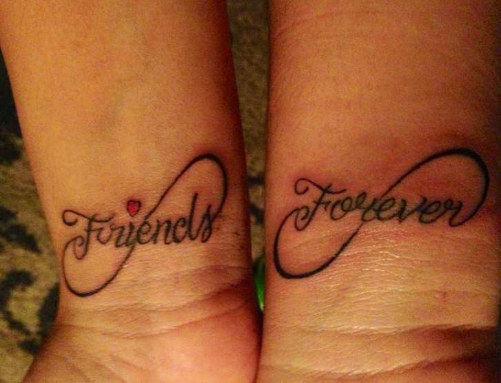 Tatuaggio con scritta polso Friends Forever