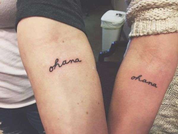 Tatuaggio con scritta sull'amicia Ohana