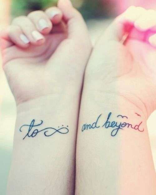 Tatuaggio con scritta sull'amicizia per due