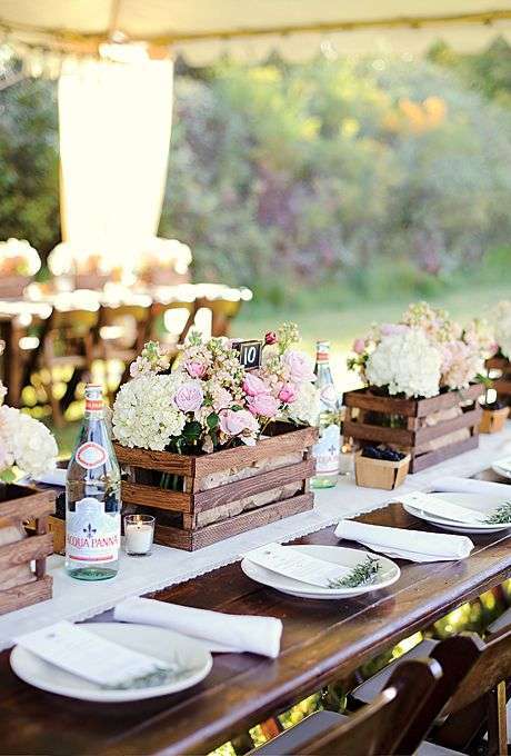 Tavoli con decorazioni in legno