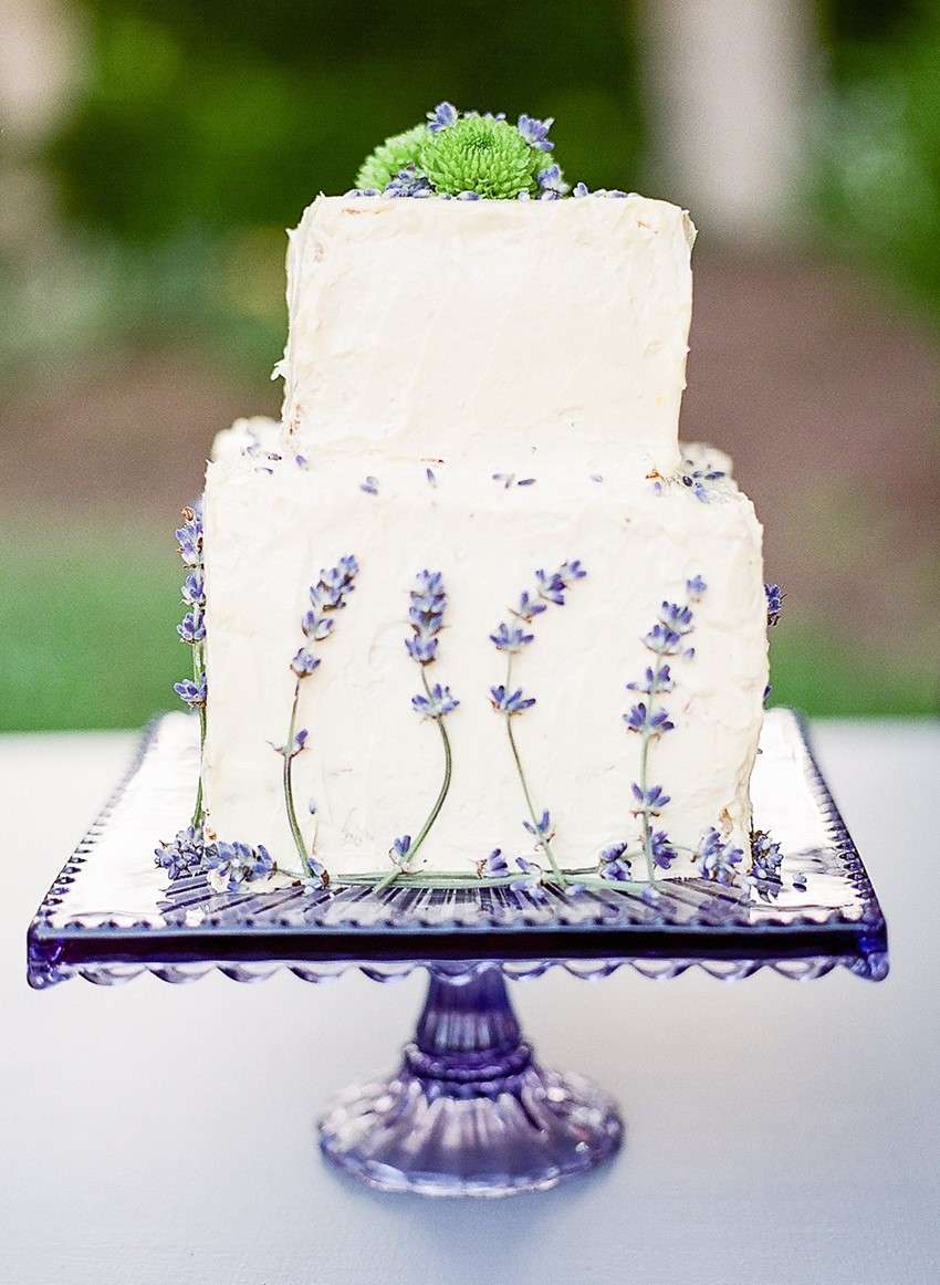 Torta a due piani con lavanda
