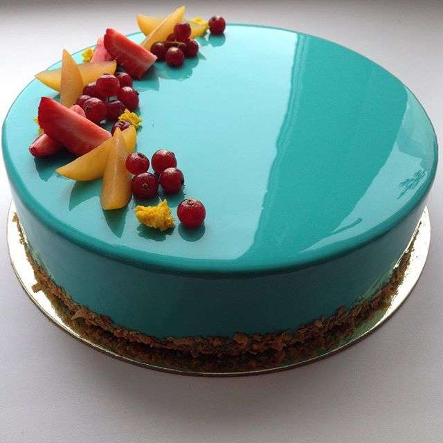 Torta a specchio decorata con frutta