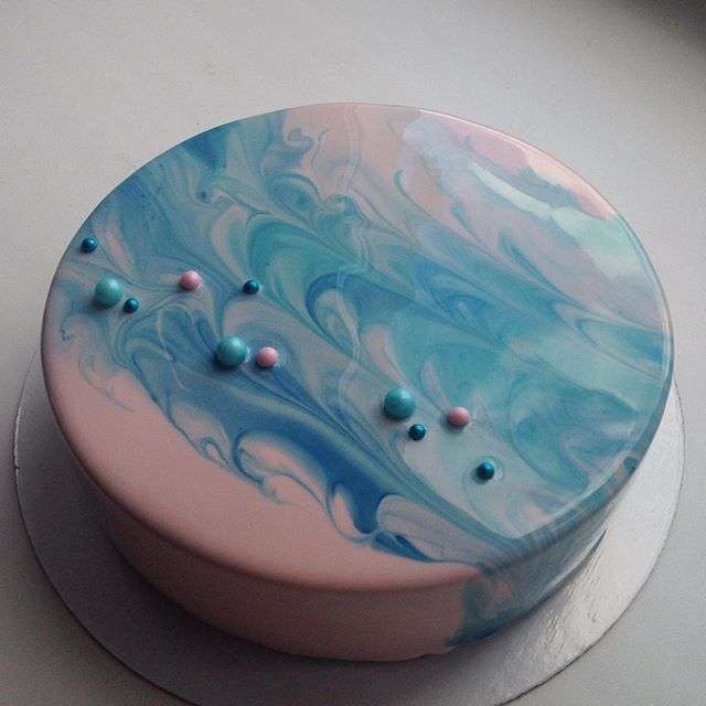 Torta con decorazione a specchio astratta