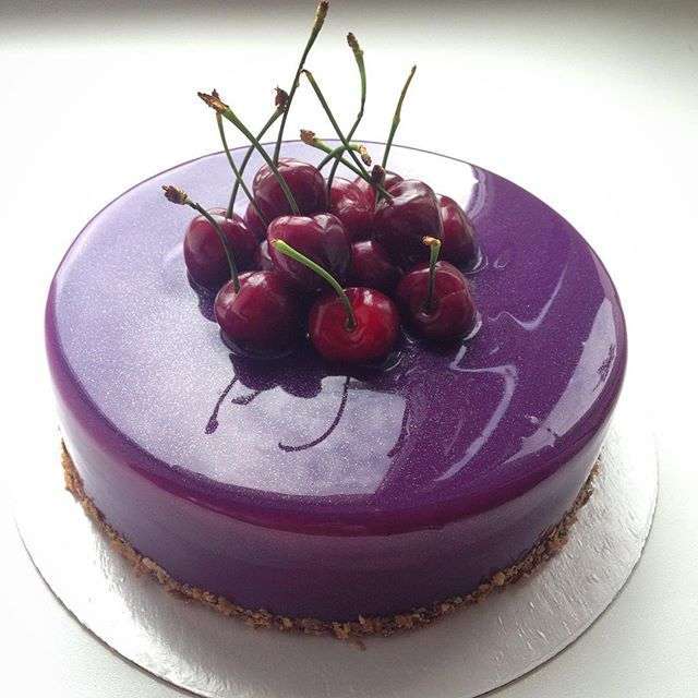 Torta decorata con ciliegie