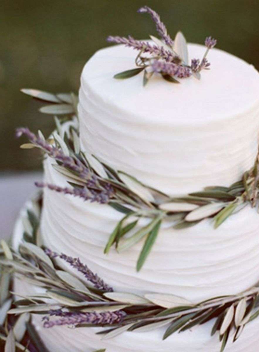 Torta nuziale con lavanda