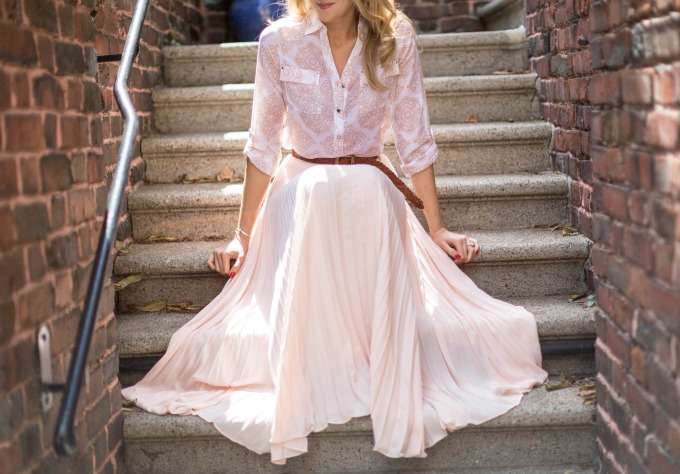 Blusa e gonna a pieghe rosa