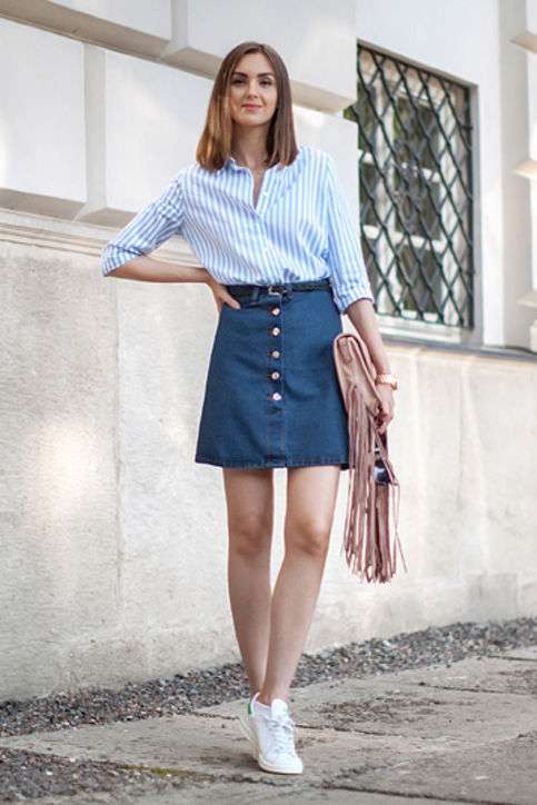 Camicia a righe e minigonna di jeans