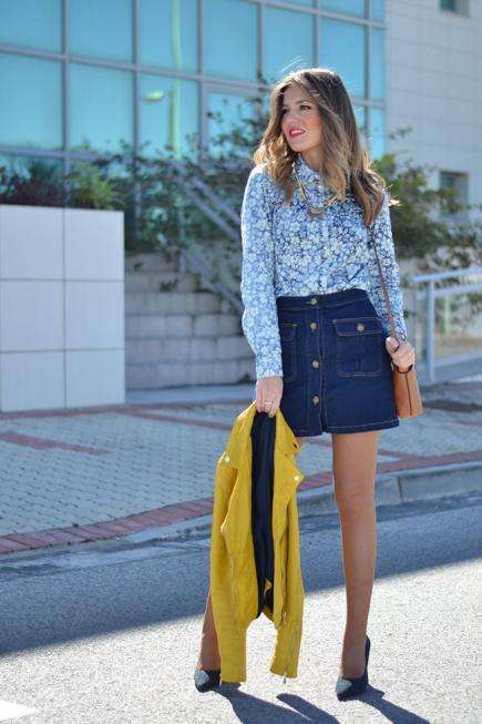 Camicia pastello e minigonna di jeans