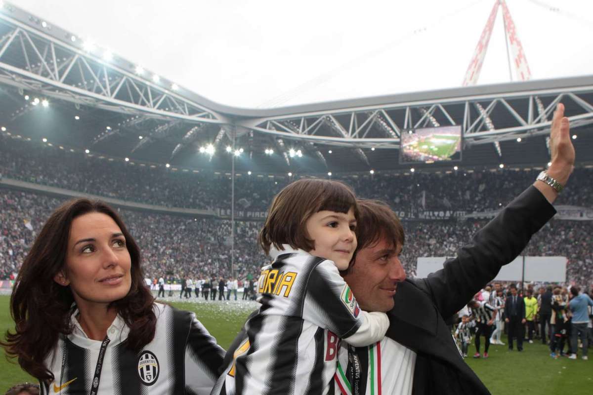 L'ex allenatore della Juventus con la moglie e la figlia in campo