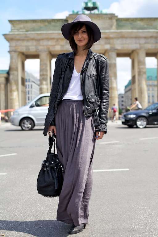 La gonna a pieghe in un look rock glam
