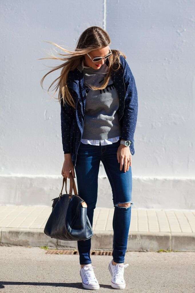 Look con jeans strappati