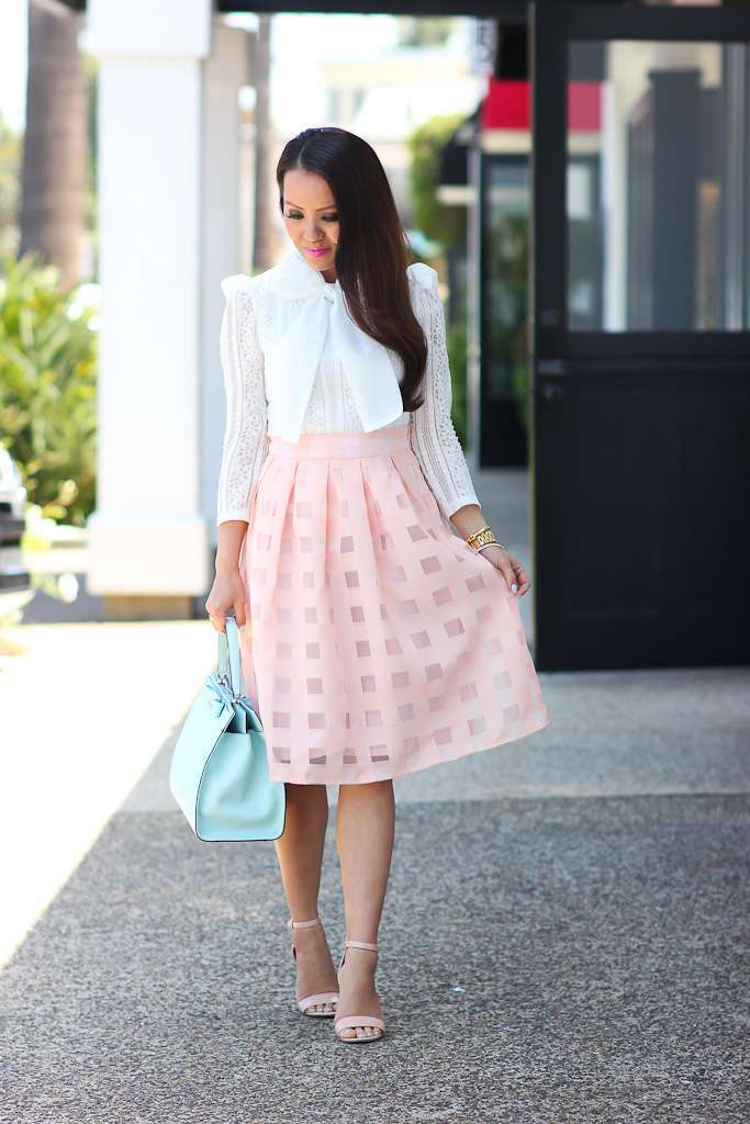 Look romantico con gonna a pieghe