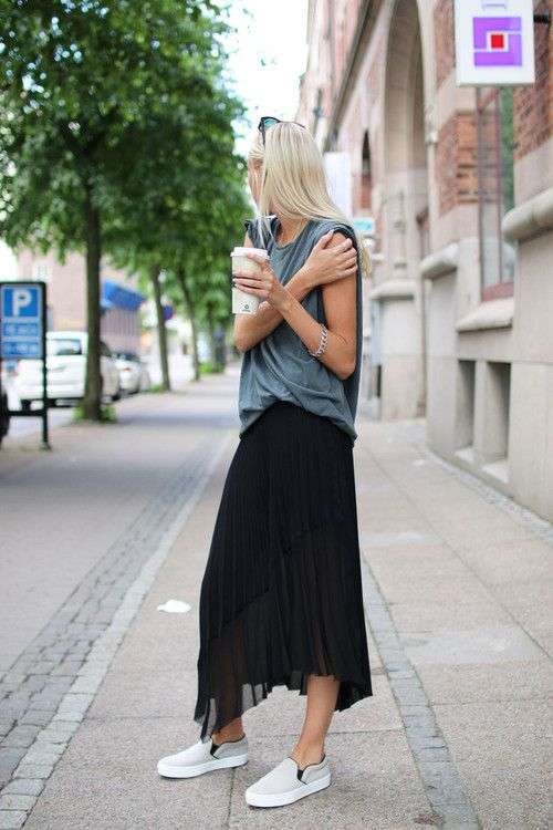 Look sporty chic con gonna a pieghe