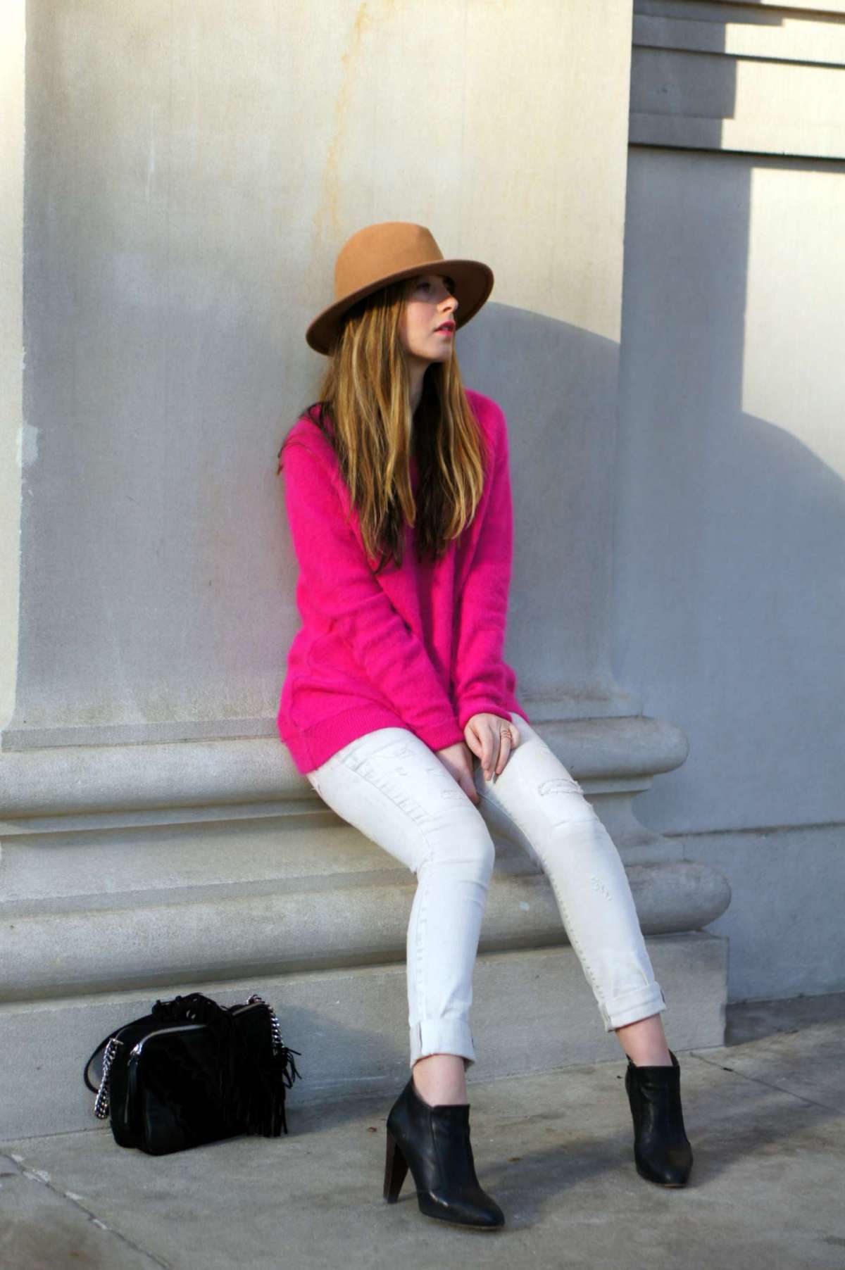 Maglione fucsia e pantaloni neri