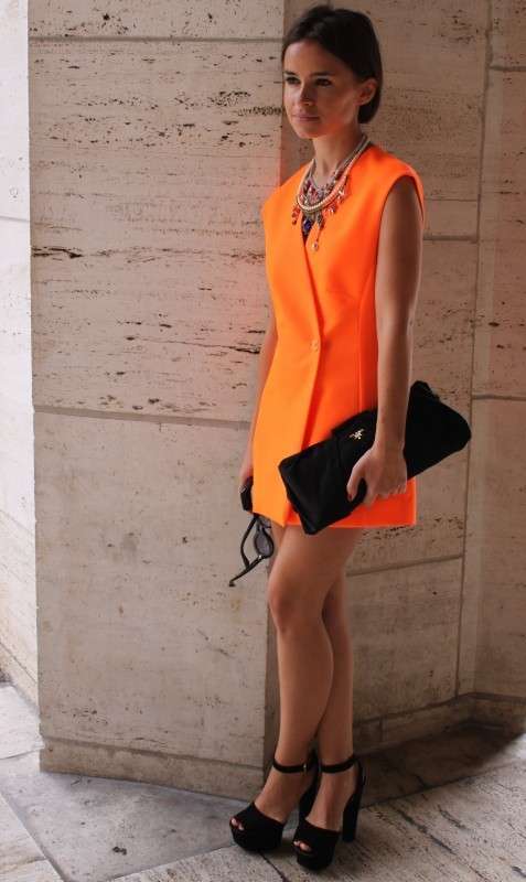 Minidress arancione e accessori neri