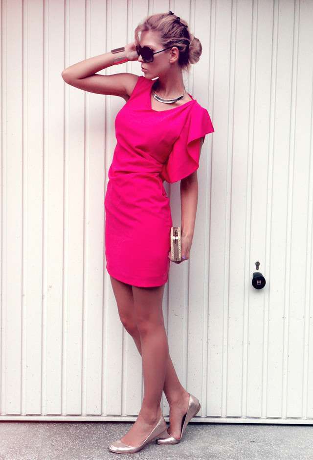 Minidress fucsia e accessori dorati