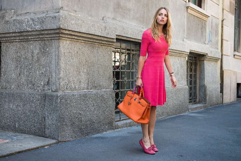 Minidress fucsia e borsa arancione