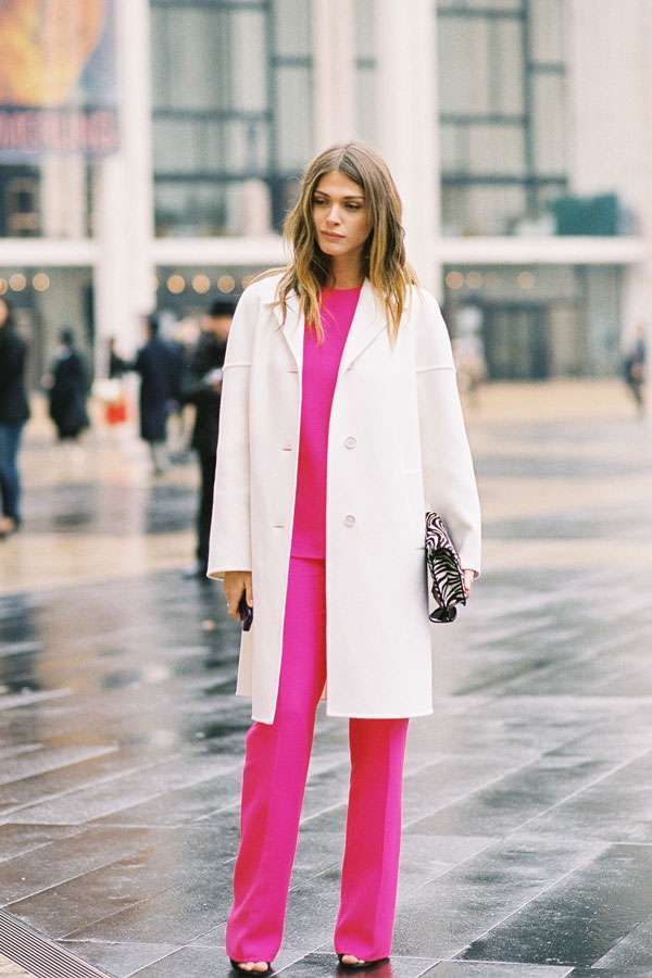 Outfit fucsia con capospalla bianco