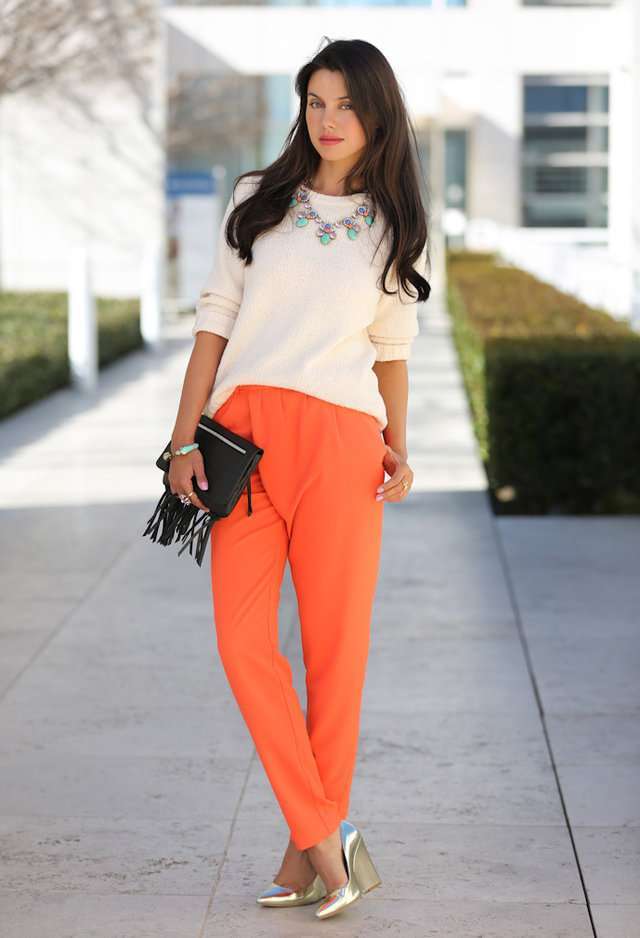 Pantaloni arancioni e scarpe dorate