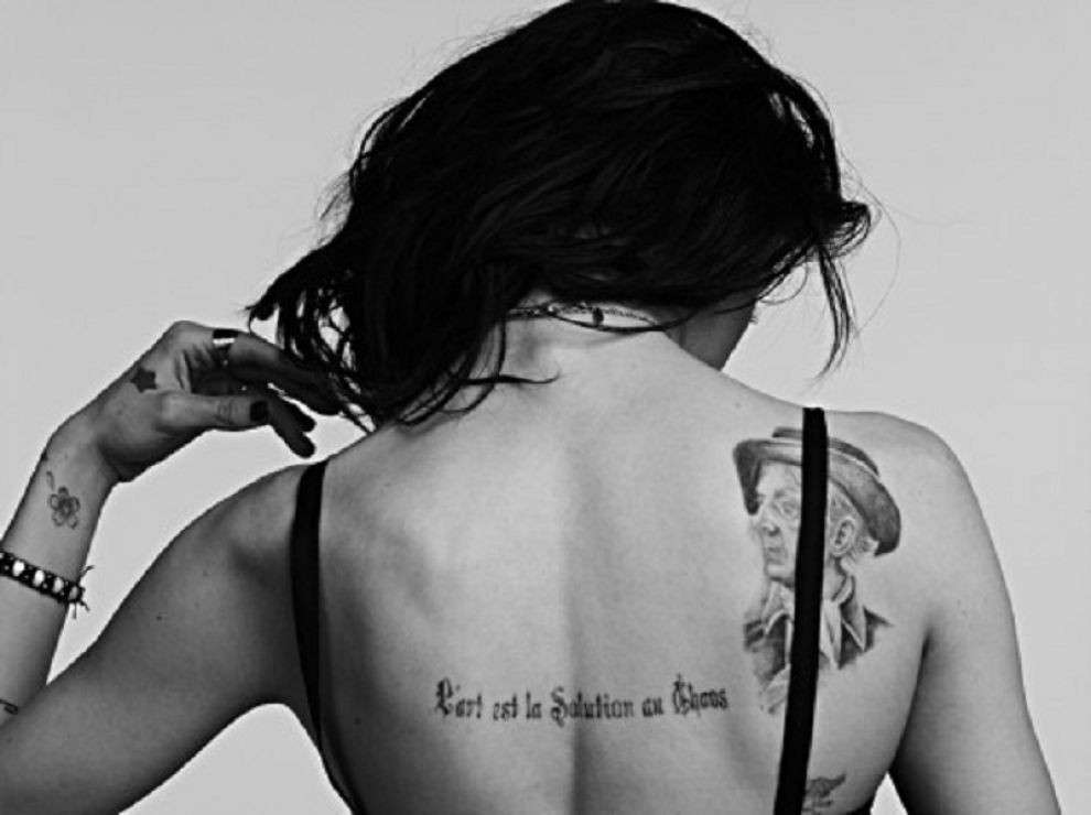 Tatuaggio con frase francese sulla schiena